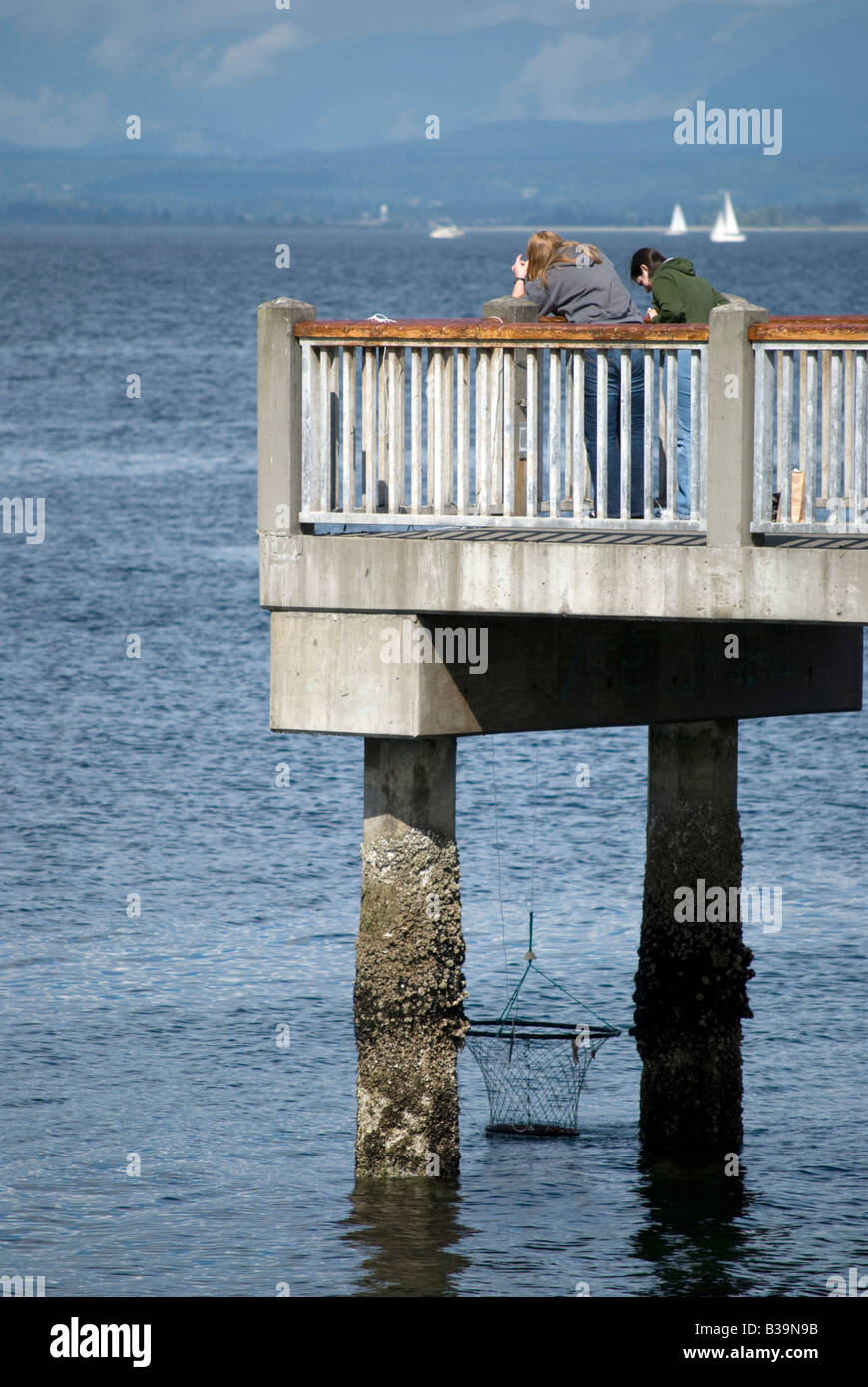 Zwei Frauen versuchen ihr Glück beim Fischen von Mukilteo, WA Angelsteg. Stockfoto