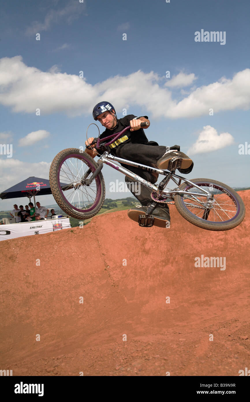 BMX-Fahrer beim Red Bull Imperium von Schmutz Wettbewerb 26. Juli 2008 Devon UK Stockfoto