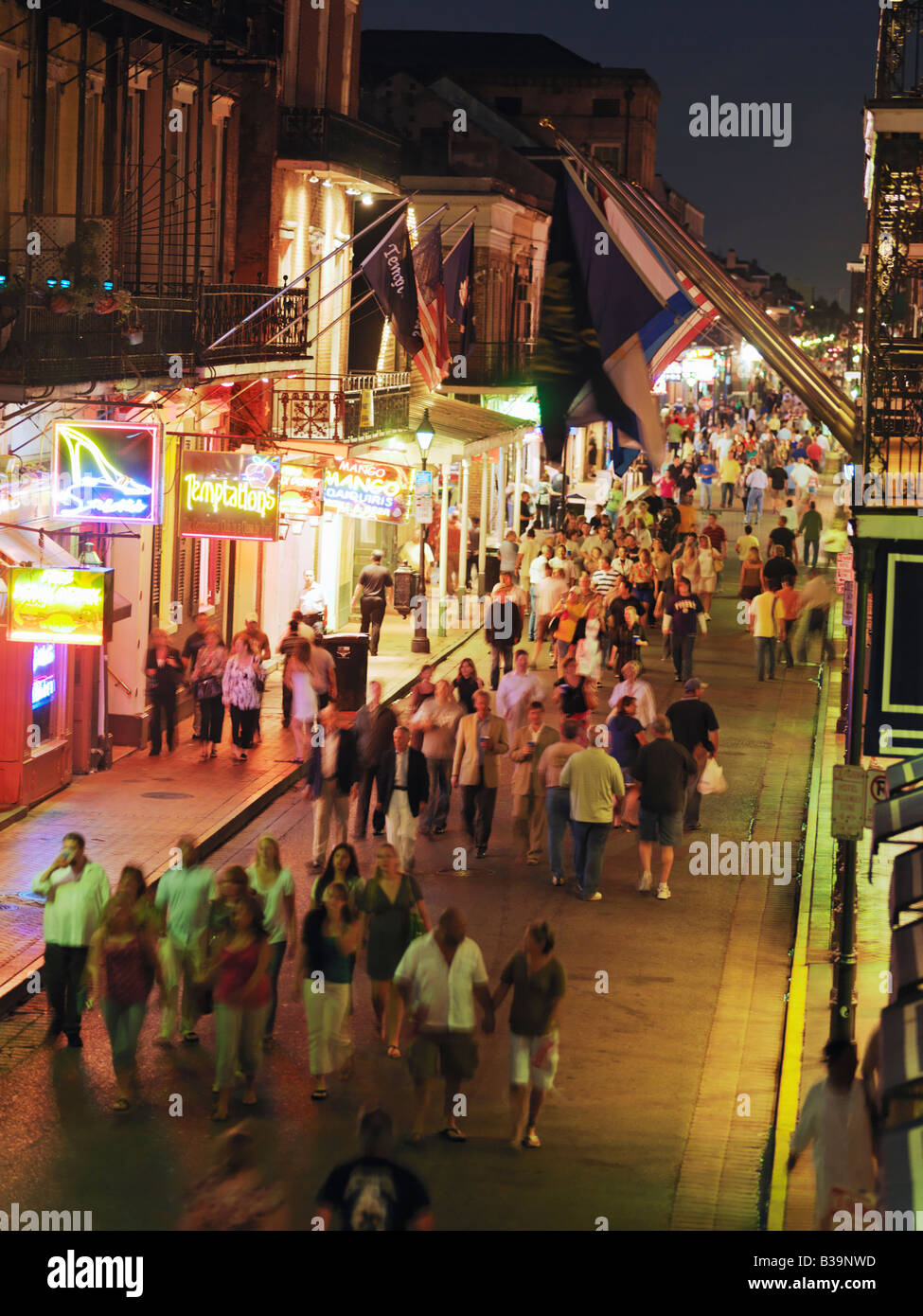 USA, Louisiana, New Orleans, French Quarter, Bourbon Street in der Abenddämmerung mit Touristen Stockfoto