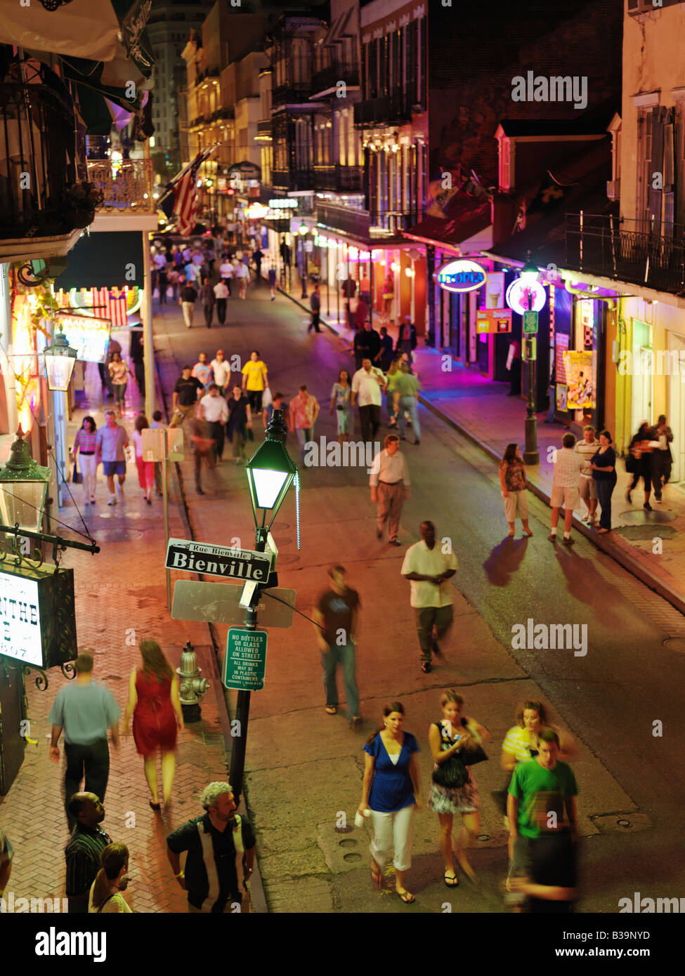 USA, Louisiana, New Orleans, French Quarter Bourbon Street in der Abenddämmerung mit Touristen Stockfoto