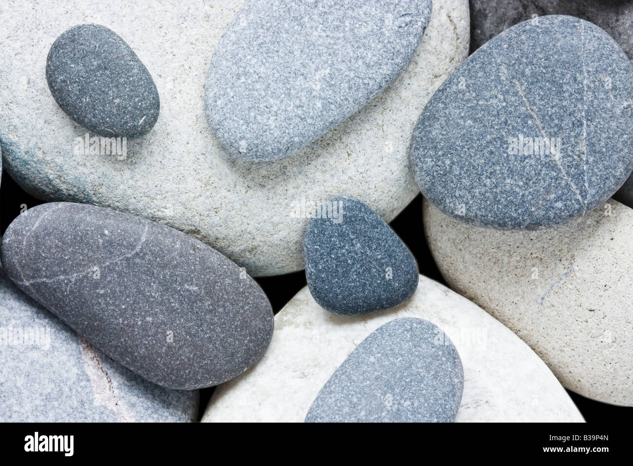Stillleben-Grafik blau weiss graue Kieselsteine. Stockfoto