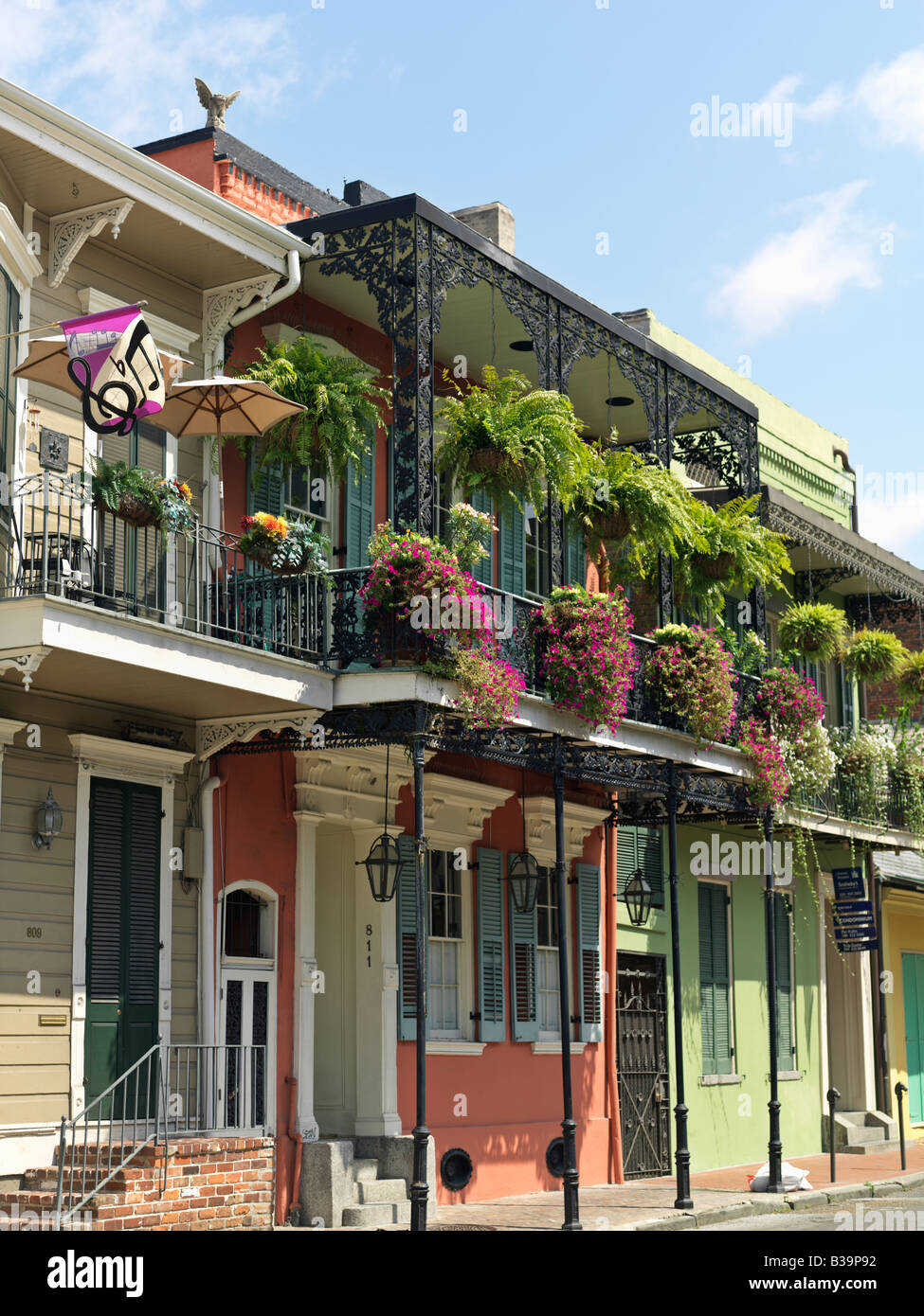 USA, New Orleans Louisiana, bunte French Quarter Wohnstraße mit schmiedeeisernen Balkonen und hängende Blumenkörbe Stockfoto