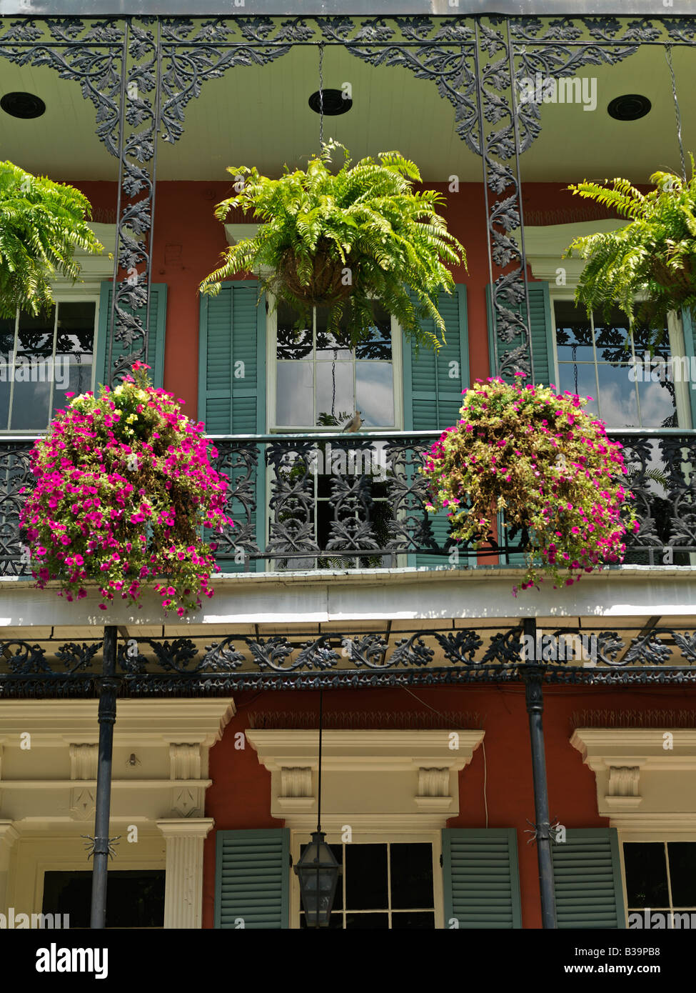 USA, New Orleans Louisiana, bunte French Quarter Wohnstraße mit schmiedeeisernen Balkonen und hängende Blumenkörbe Stockfoto