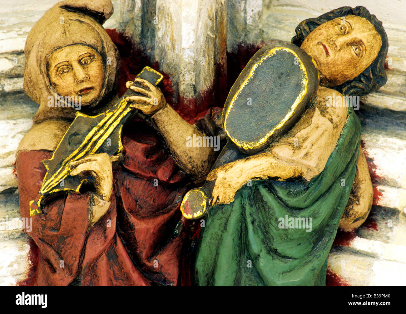 Mittelalterliche Musiker Musik Musikinstrumente Norwich Cathedral Dach Chef Geige Violine Cister englische Kostüm Steinmetzarbeiten Stockfoto