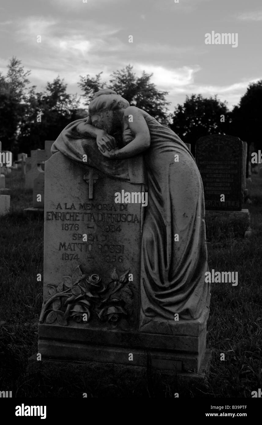 Einen schönen Grabstein auf einem Friedhof. Militärische Grabsteine Ehre, unsere verlorene Liebe, Helden zu bezahlen. Grabstein, Sarg, Ewigkeit. Stockfoto