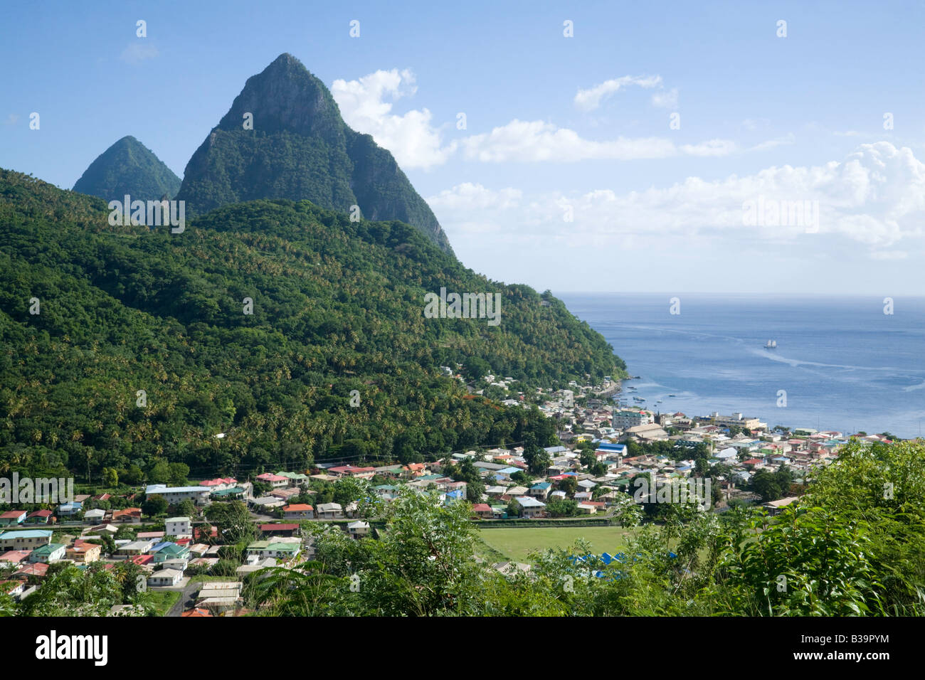 Die Stadt Soufriere und die Pitons, St. Lucia, 'West Indies', Windward Islands, Karibik. Stockfoto