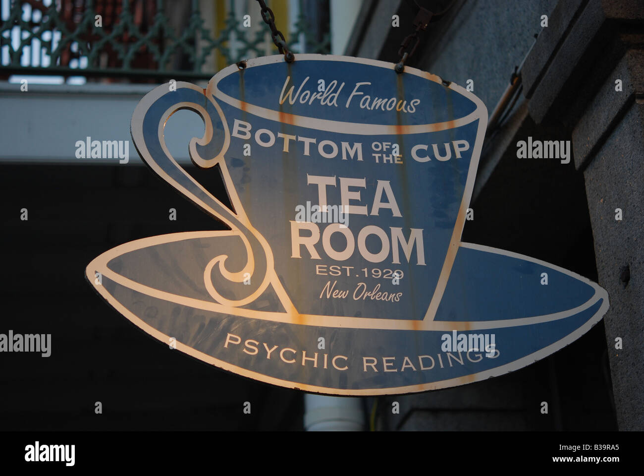 Unterseite des Zeichens Tasse Tea Room im French Quarter von New Orleans, Louisiana. Stockfoto