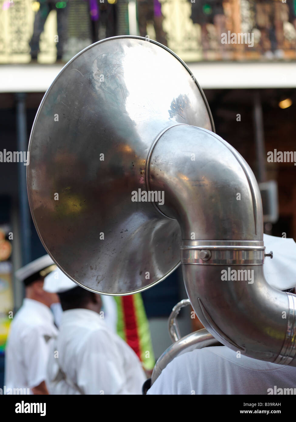 USA, Louisiana, New Orleans, French Quarter, in zweiter Linie Parade im French Quarter-Tuba-Spieler Stockfoto