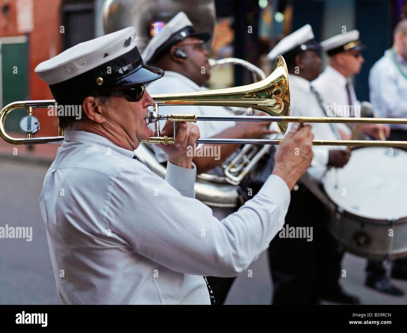USA, Louisiana, New Orleans, French Quarter, in zweiter Linie Parade im French Quarter-Posaunist Stockfoto