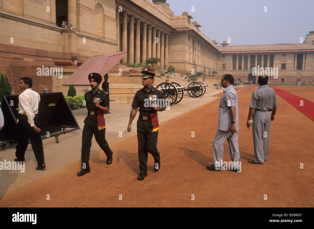 Indischen Militärs und Sicherheit Funktionäre Fuß außerhalb Rashtrapati Bhavan, Indiens Präsidentenpalast in New Delhi Indien Stockfoto