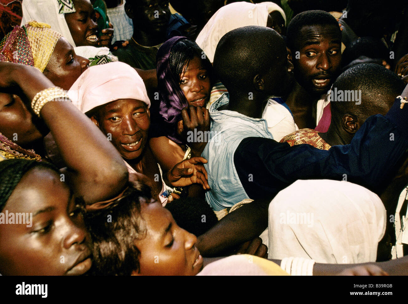 "TOUBA, AFRIKAS WENIG MEKKA", MENSCHEN, DIE KÄMPFEN, UM DER KALIF 1996 SEHEN Stockfoto