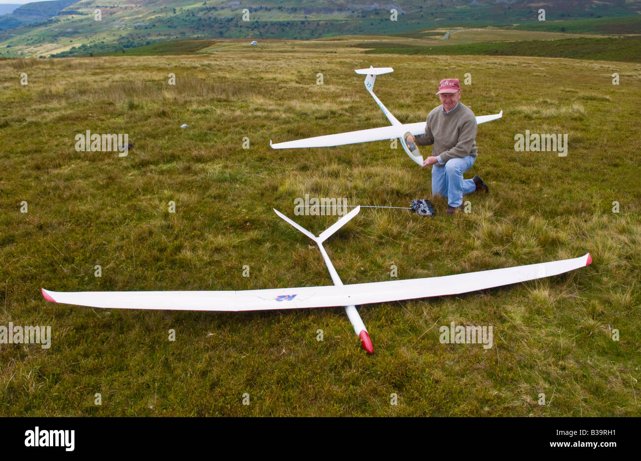 Mann fliegenden RC Segelflugzeuge auf Llangynidir Berg in Brecon Beacons National Park Powys Wales Großbritannien Stockfoto