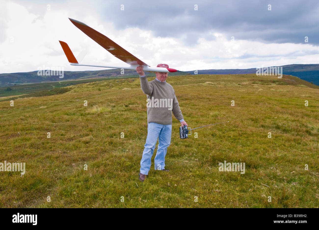 Mann fliegenden RC Segelflugzeuge auf Llangynidir Berg in Brecon Beacons National Park Powys Wales Großbritannien Stockfoto