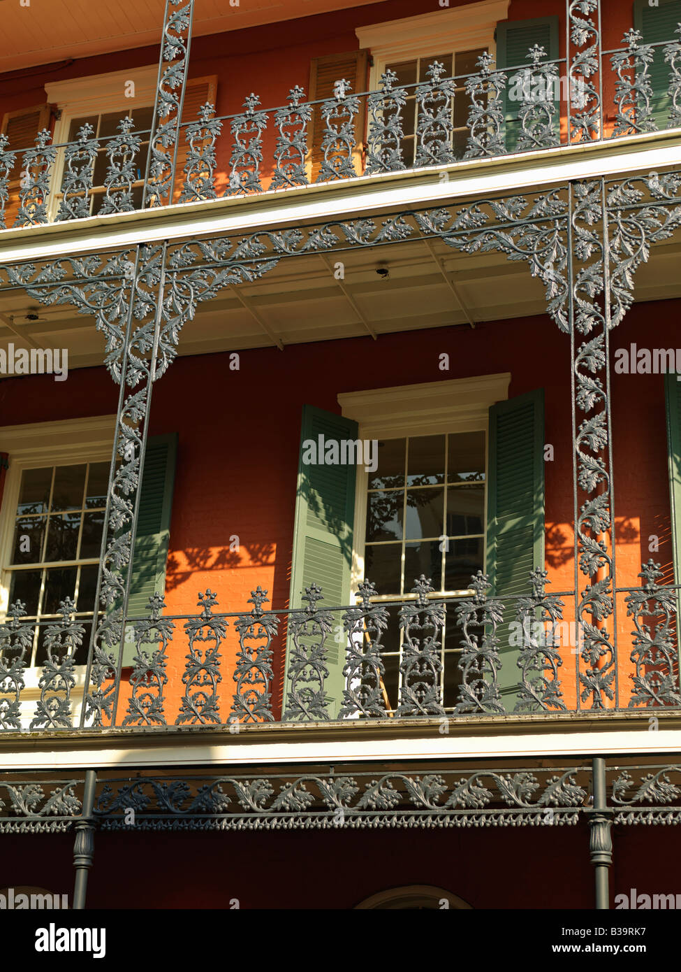 USA, Louisiana, New Orleans, French Quarter, schmiedeeisernen Balkon Stockfoto