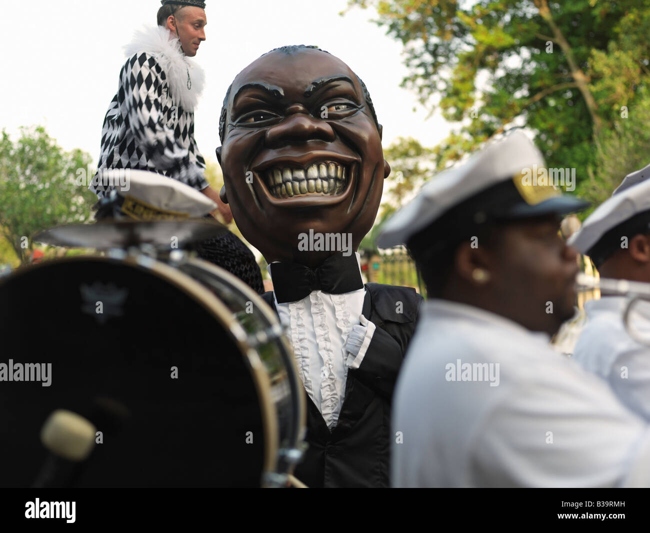 USA, Louisiana, New Orleans, French Quarter, French Quarter zweite Linie Parade mit Person im Louis Armstrong Kostüm Stockfoto
