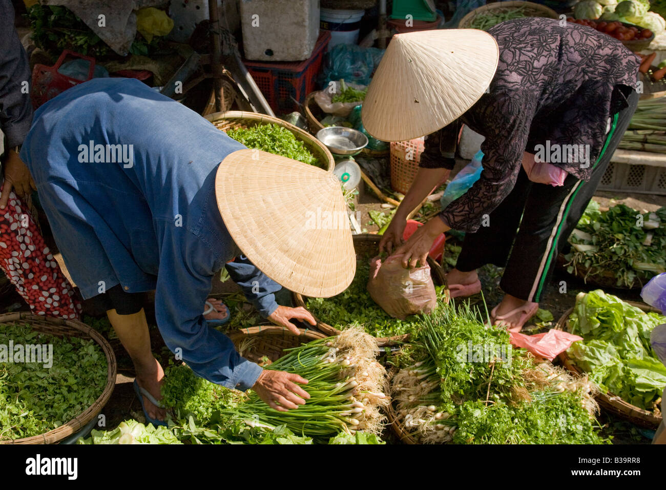 Vietnamesin vorbereiten Gemüse auf dem täglichen Markt Stockfoto