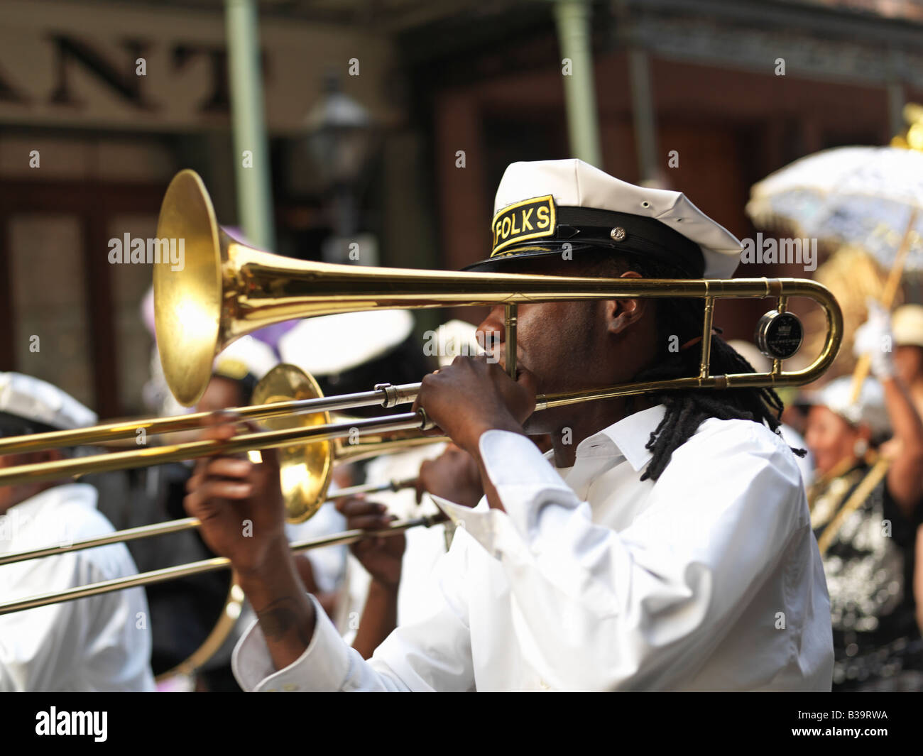 USA, Louisiana, New Orleans, French Quarter, French Quarter zweite Linie Parade Posaunist Stockfoto
