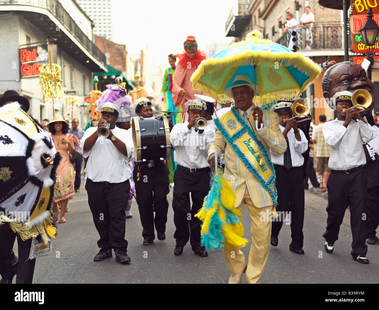 USA, Louisiana, New Orleans, French Quarter, French Quarter zweiter Linie Parade Blei von Grand Marshall Stockfoto