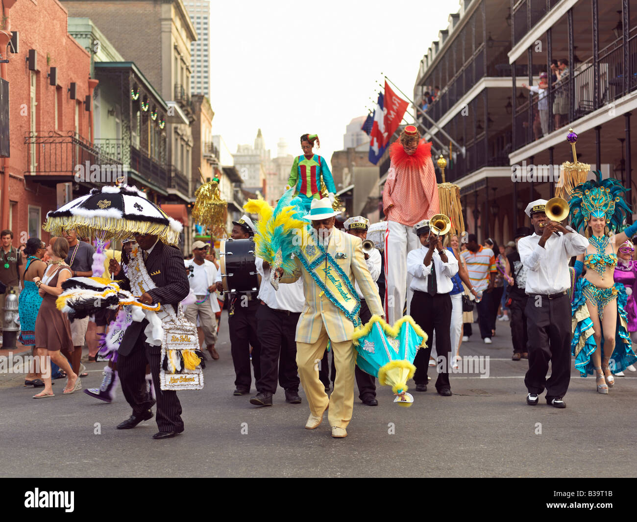 USA, Louisiana New Orleans, Parade im französischen Viertel in zweiter Linie, angeführt vom Grand Marshall Stockfoto