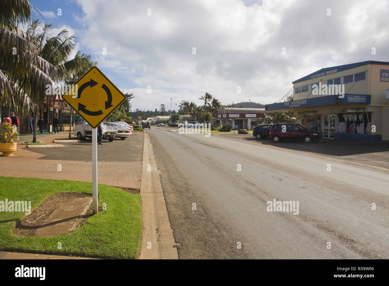 Blick auf die Main High Street in Burnt Pine Township Norfolk Island mit Geschäften auf der einen Seite der Straße und Parkplatz auf der anderen, Norfolk Island Stockfoto