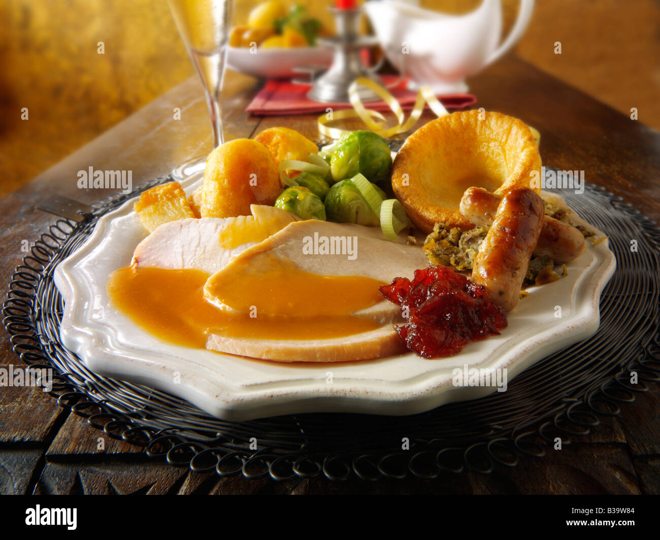 Traditionelles Truthahn-Weihnachtsessen mit allen Zutaten und Bratkartoffeln, überzogen und serviert in festlicher Tischstimmung Stockfoto