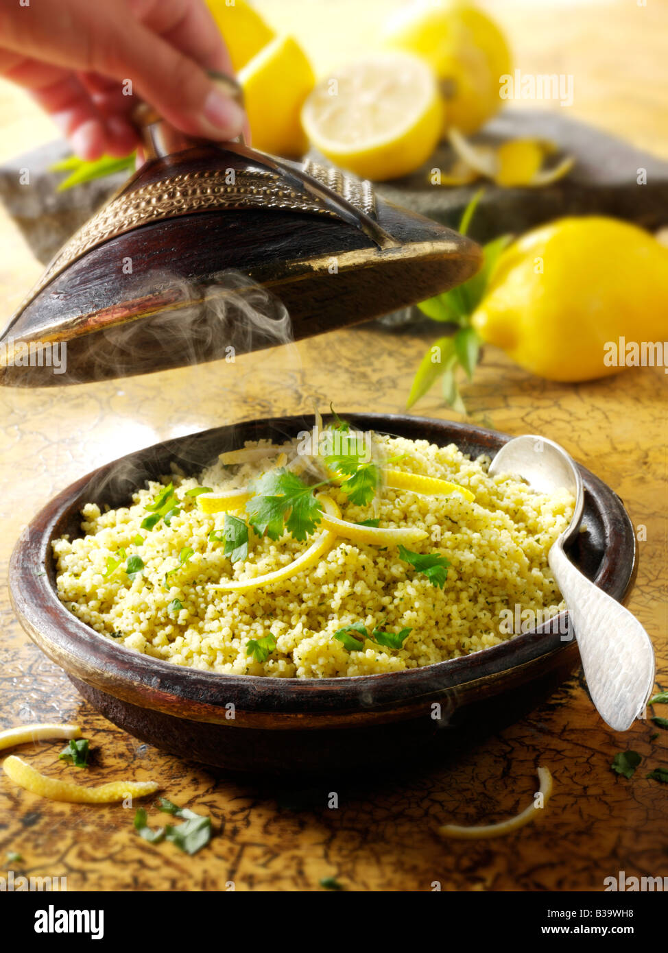Couscous mit Zitrone und Koriander Stockfoto