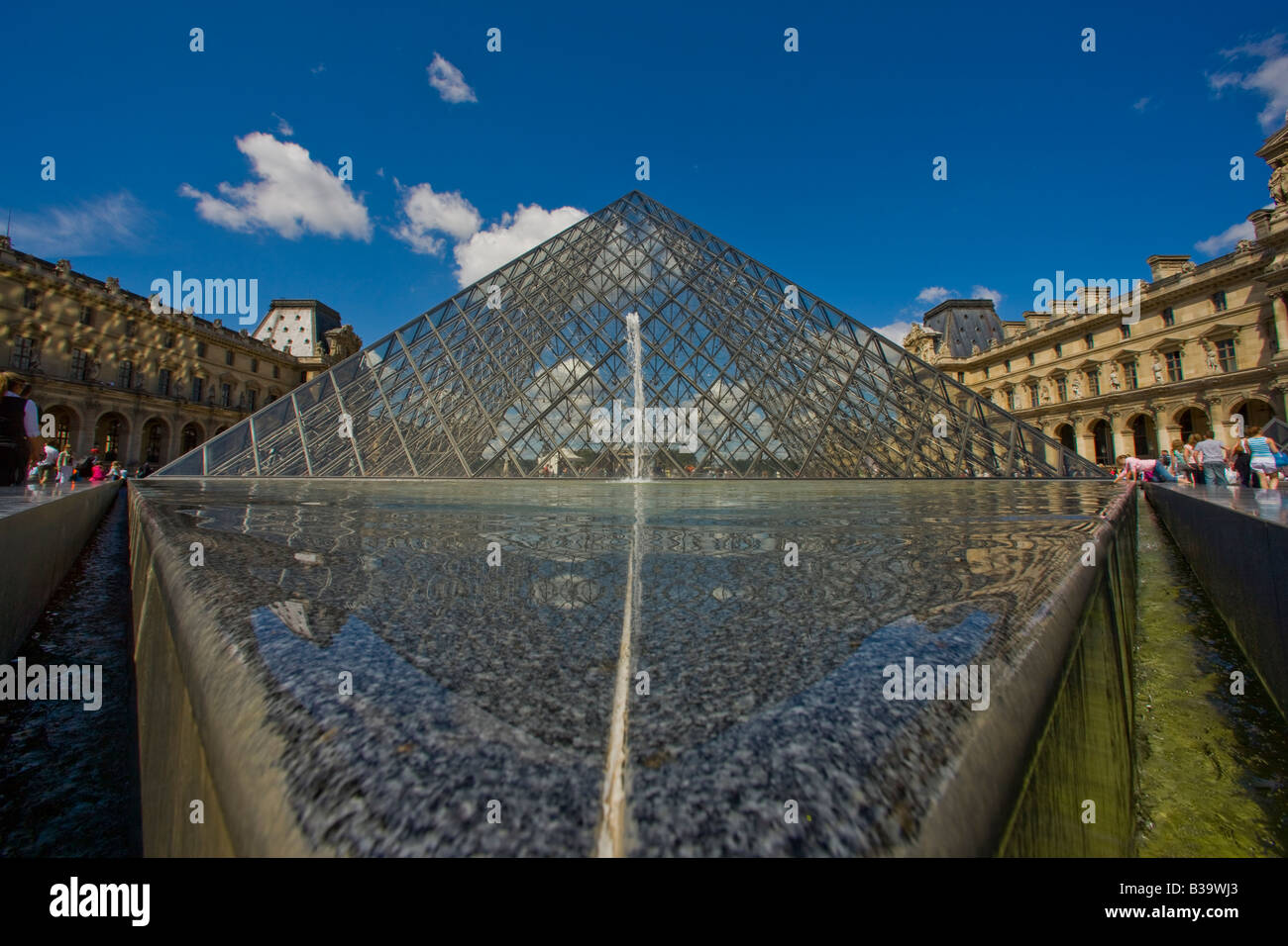 Museum Louvre Pyramide Eingang mit Brunnen Pool und Springbrunnen vor dem gläsernen Pyramide Struktur Paris Sehenswürdigkeiten Stockfoto