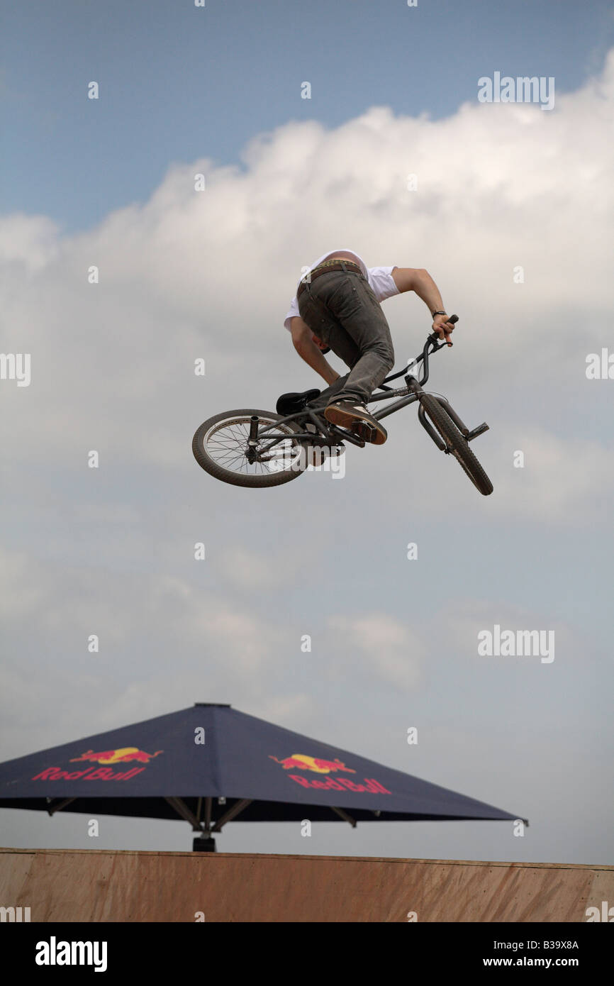 BMX-Fahrer beim Red Bull Imperium von Schmutz Wettbewerb 26. Juli 2008 Devon UK Stockfoto