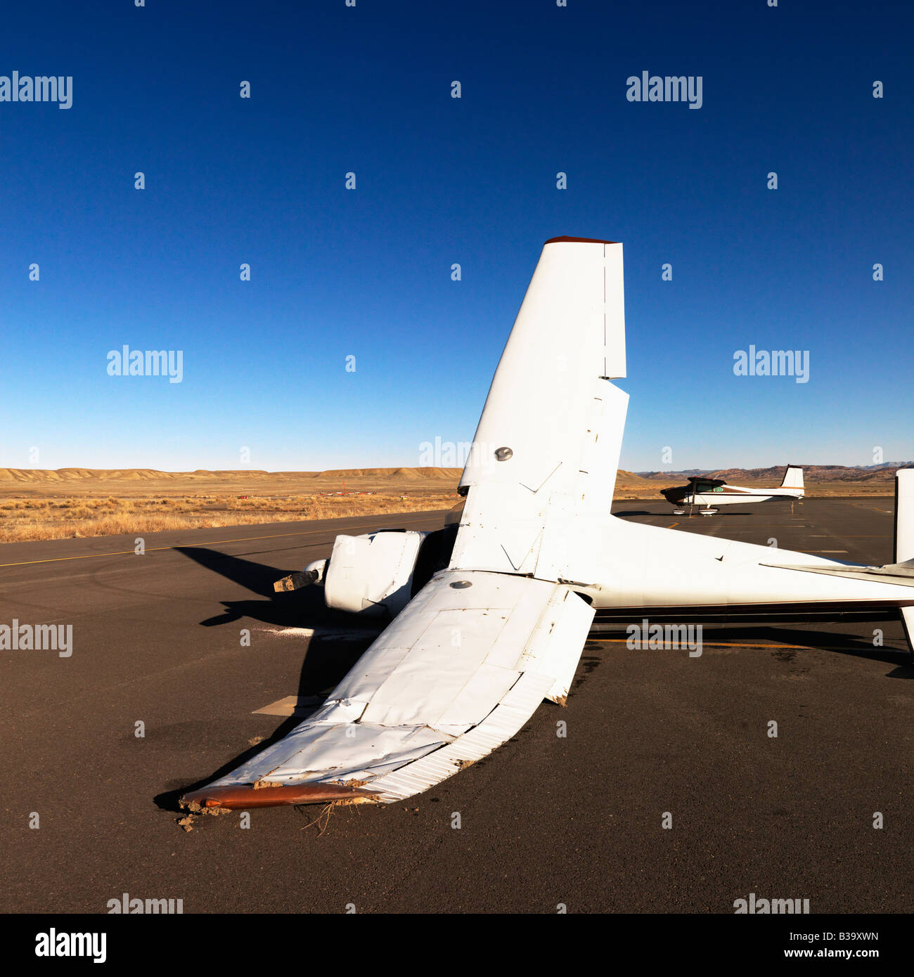 Abgestürztes Flugzeug auf Asphalt an der Canyonlands Field Airport Utah USA Stockfoto