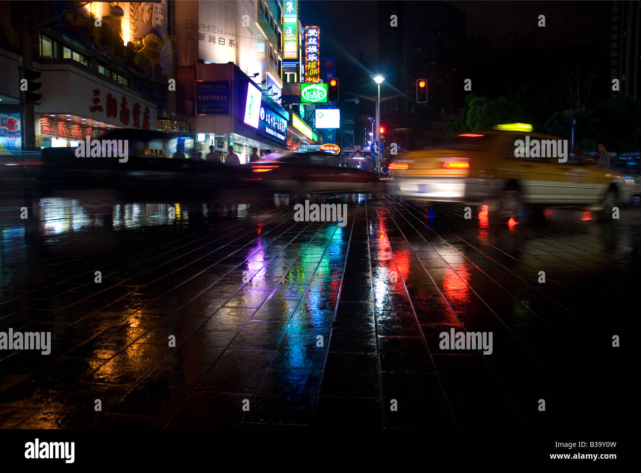 Autos über Nanjing Straße shopping-district bei Nacht Shanghai China Stockfoto