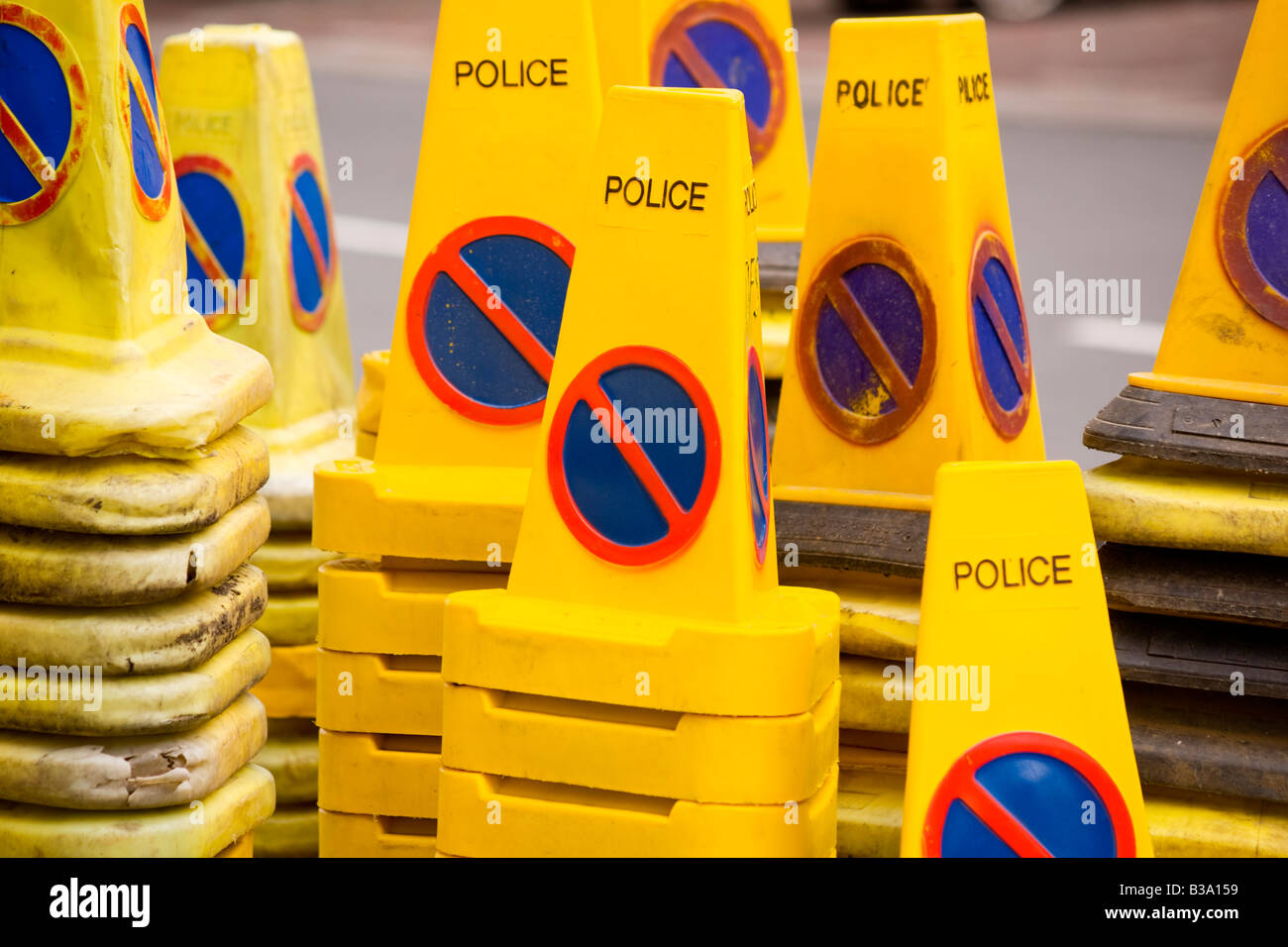 Polizeiliche Kegel „kein Parken“ gestapelt. Stockfoto