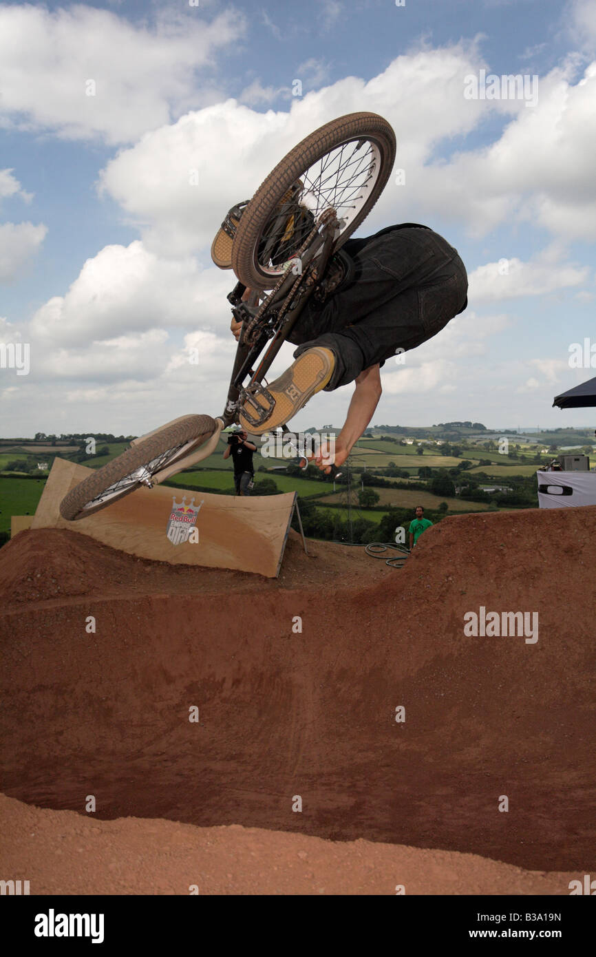 BMX-Fahrer beim Red Bull Imperium von Schmutz Wettbewerb 26. Juli 2008 Devon UK Stockfoto
