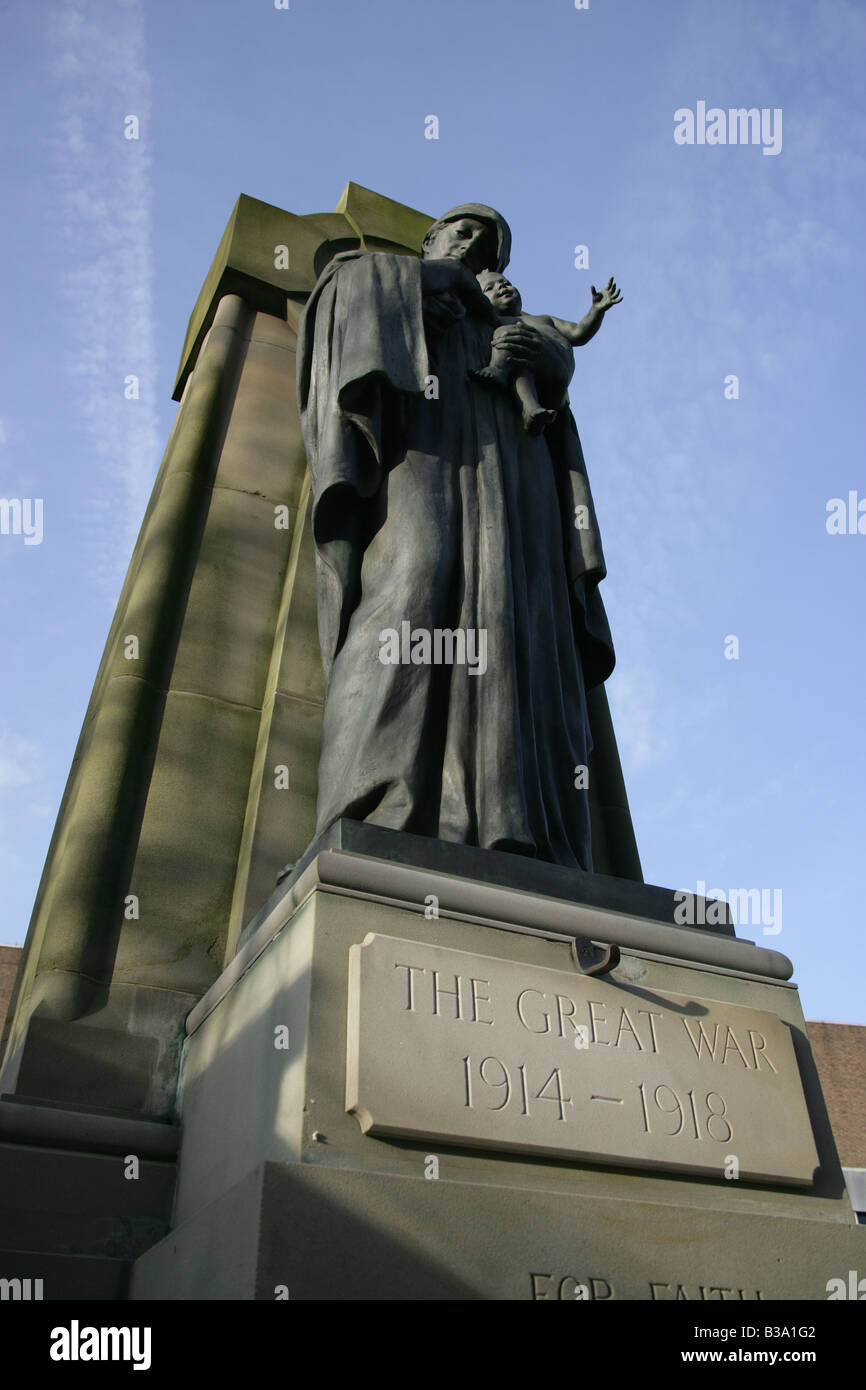 Stadt von Derby, England. Die Charles Clayton Thompson entworfen und A G Walker geschnitzt Kriegerdenkmal im Derby Marktplatz. Stockfoto