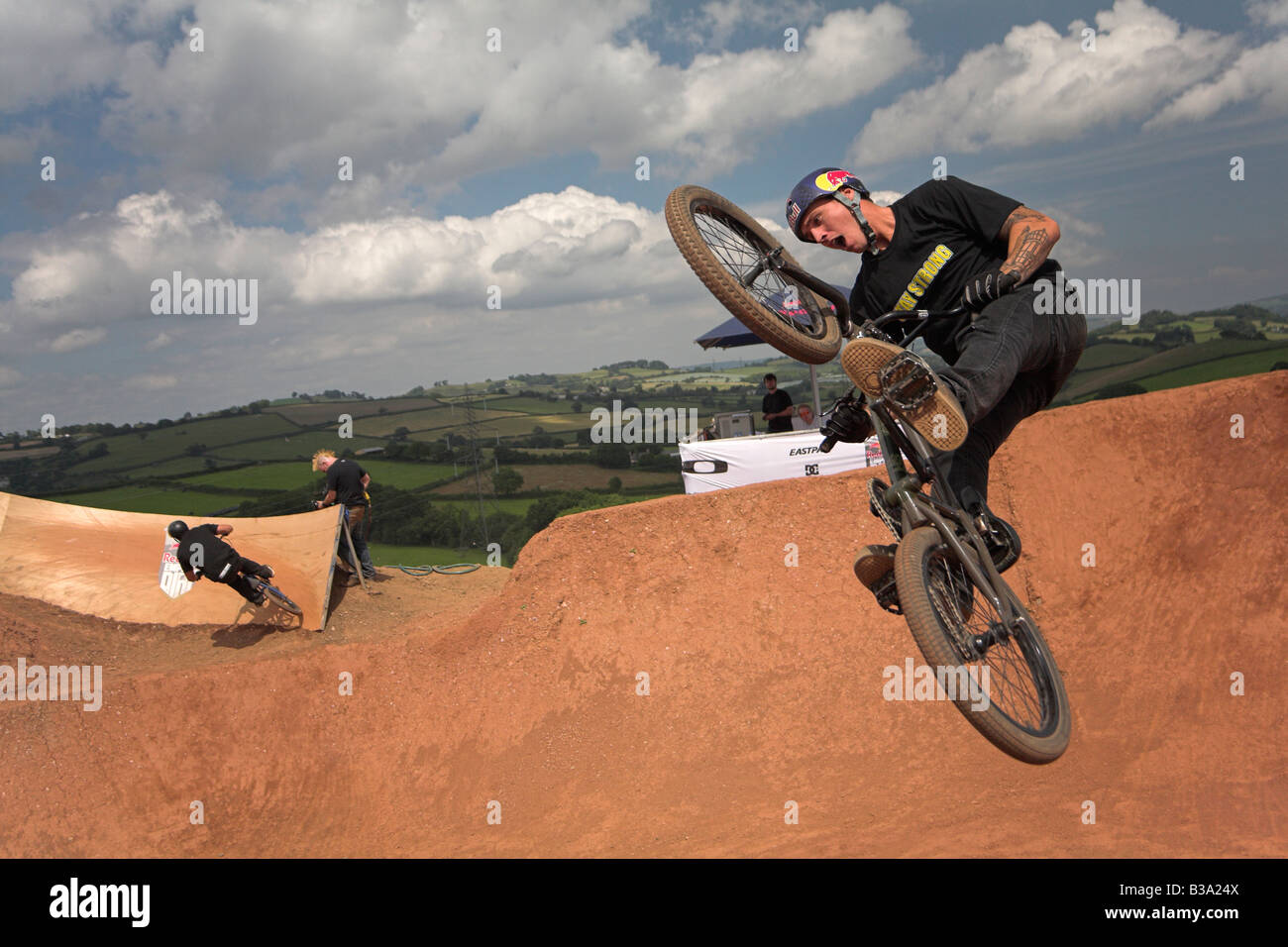 BMX-Fahrer beim Red Bull Imperium von Schmutz Wettbewerb 26. Juli 2008 Devon UK Stockfoto