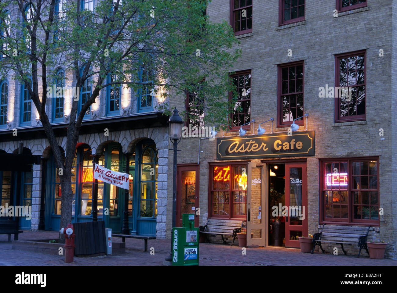 ASTER CAFE IN ST. ANTHONY FALLS HISTORIC DISTRICT UND NACHBARSCHAFT. MINNEAPOLIS, MINNESOTA ENTLANG DEM MISSISSIPPI FLUß. Stockfoto