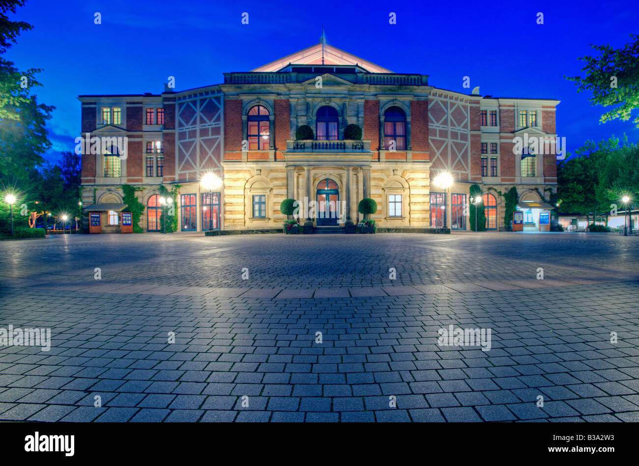 Bayreuther Festspielhaus bei Nacht Bayreuth Bayern Deutschland Stockfoto