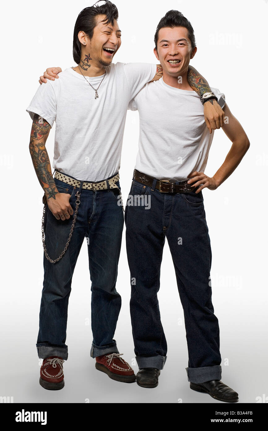 Zwei asiatische Männer in der Rockabilly Kleidung Stockfotografie - Alamy