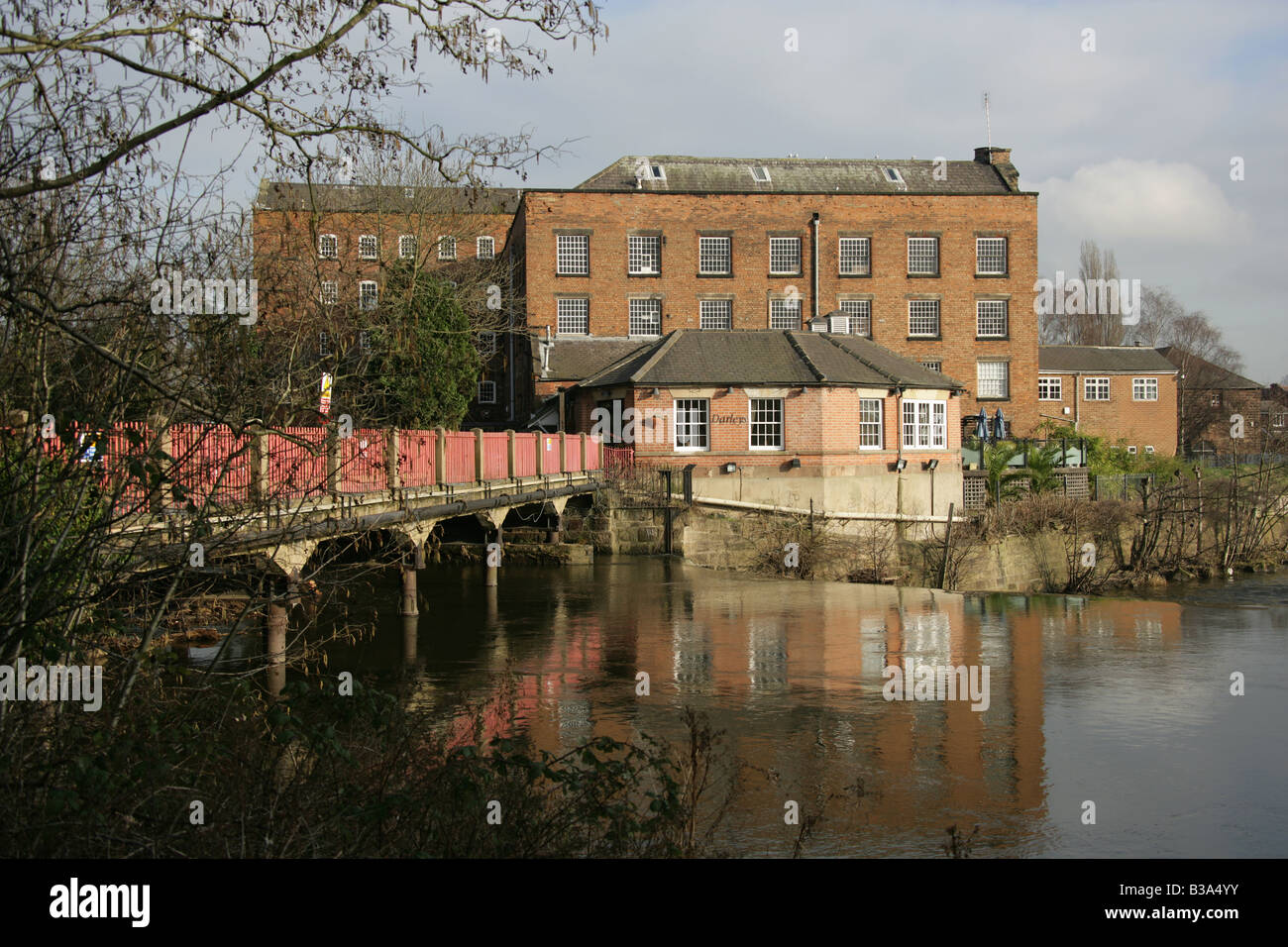 Stadt von Derby, England. Boar es Head Baumwollspinnereien in Haslam Lane, Darley Abbey mit den Derwent im Vordergrund. Stockfoto