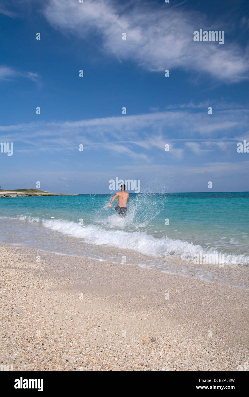 ein Sommer Urlaub einen Mann ins Meer läuft Stockfoto