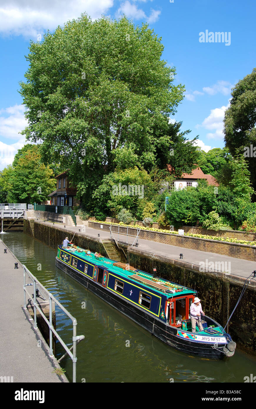 Kanalboot in Schleuse, Boulters Lock, Maidenhead, Berkshire, England, Vereinigtes Königreich Stockfoto