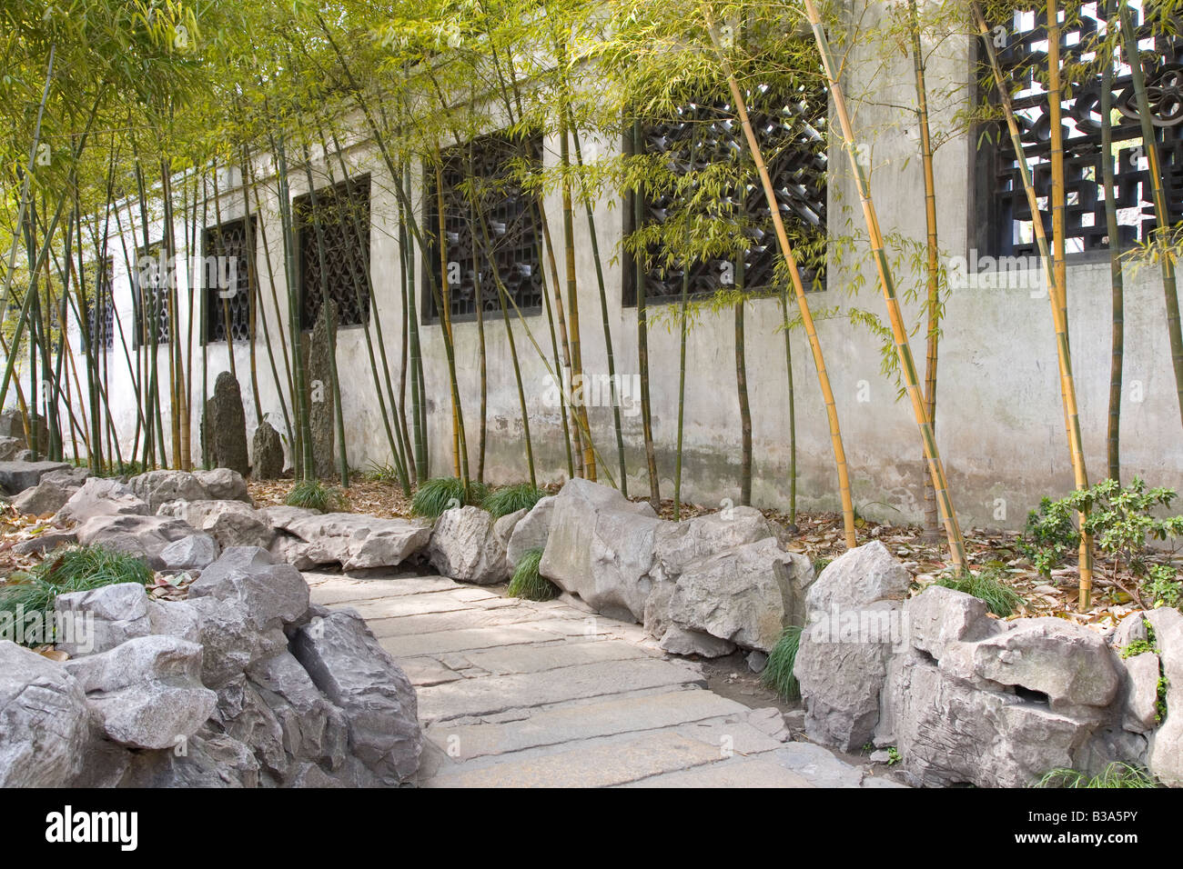 Weg von Bambusstämmen in Shanghai Yuyuan Garten Stockfoto