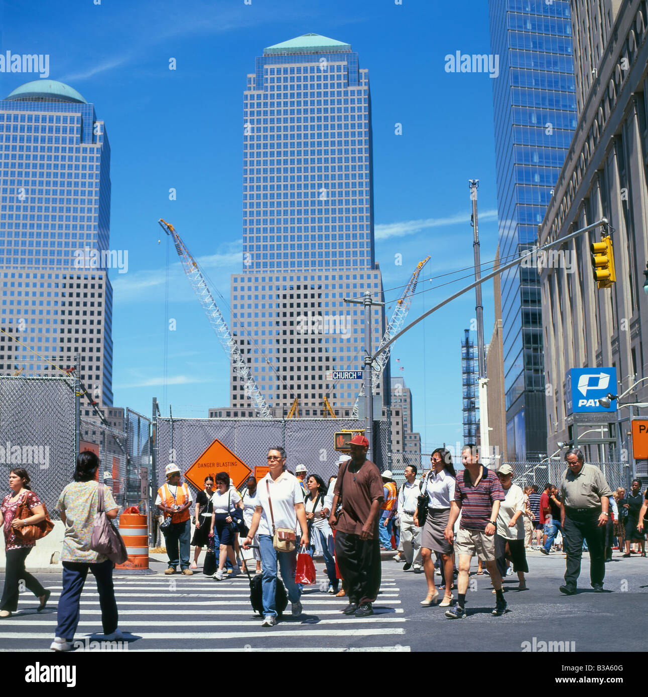 Fußgänger überqueren Sie die Straße an der Kirche und Vesey Straßen in der Nähe der neue Freedom Tower Baustelle New York, Juni 2008 KATHY DEWITT Stockfoto