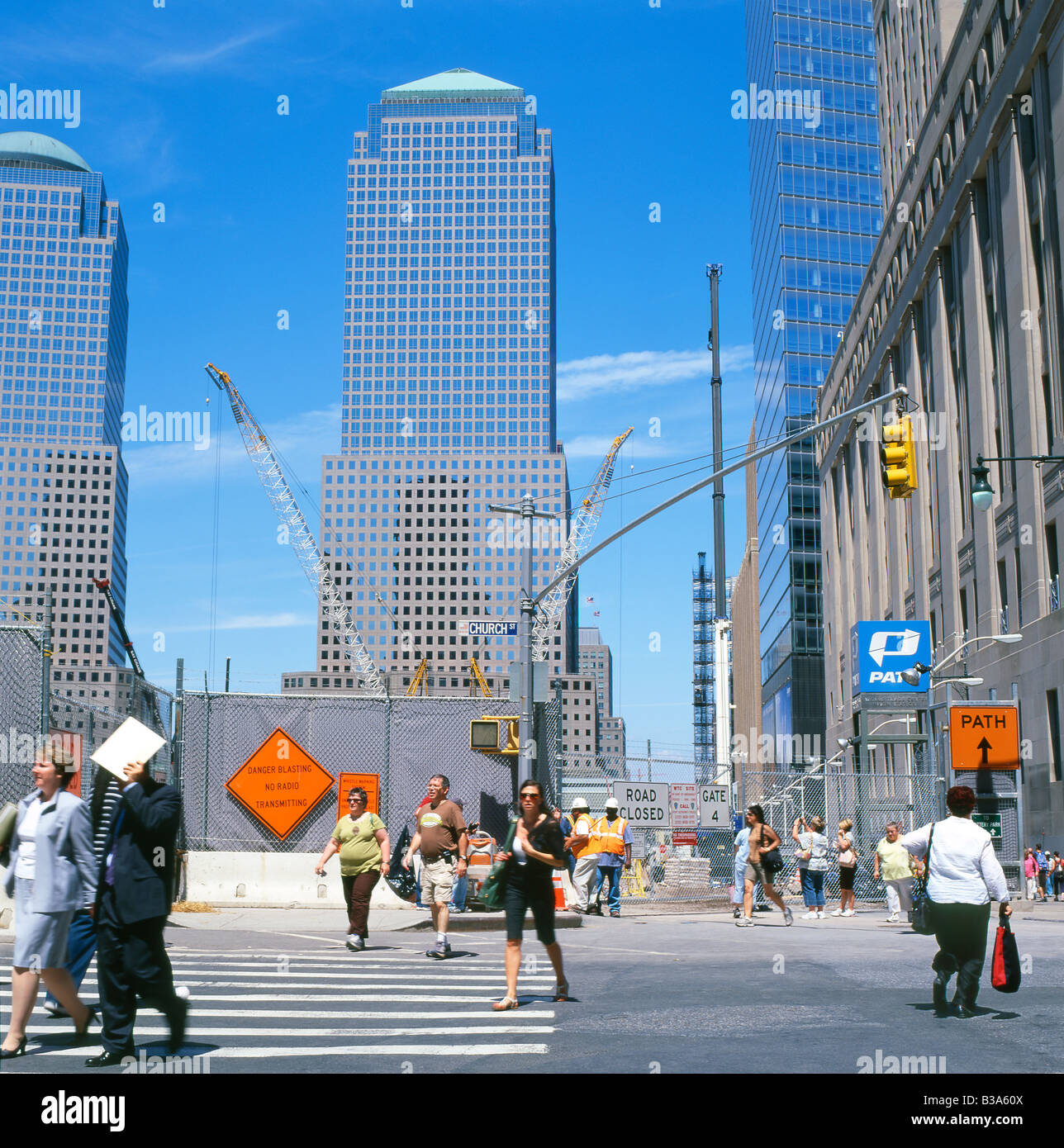 Fußgänger überqueren Sie die Straße an der Kirche und Vesey Straßen in der Nähe der neue Freedom Tower Baustelle New York, Juni 2008 KATHY DEWITT Stockfoto