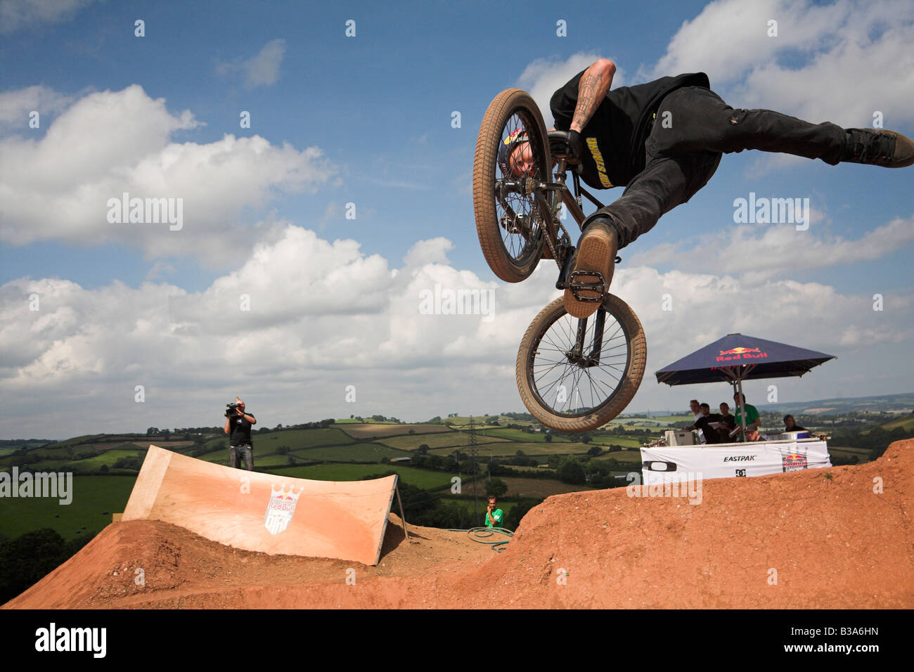 BMX-Fahrer beim Red Bull Imperium von Schmutz Wettbewerb 26. Juli 2008 Devon UK Stockfoto