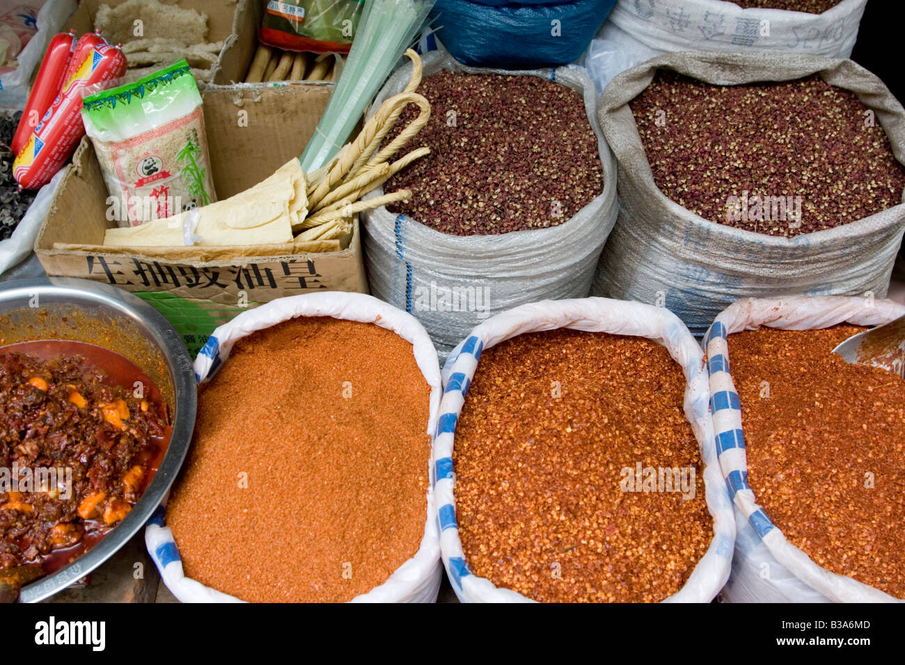 Sichuan Gewürze auf den Frischmarkt einschließlich Sichuan-Pfeffer und eine Vielzahl von Boden-Chilischoten Stockfoto