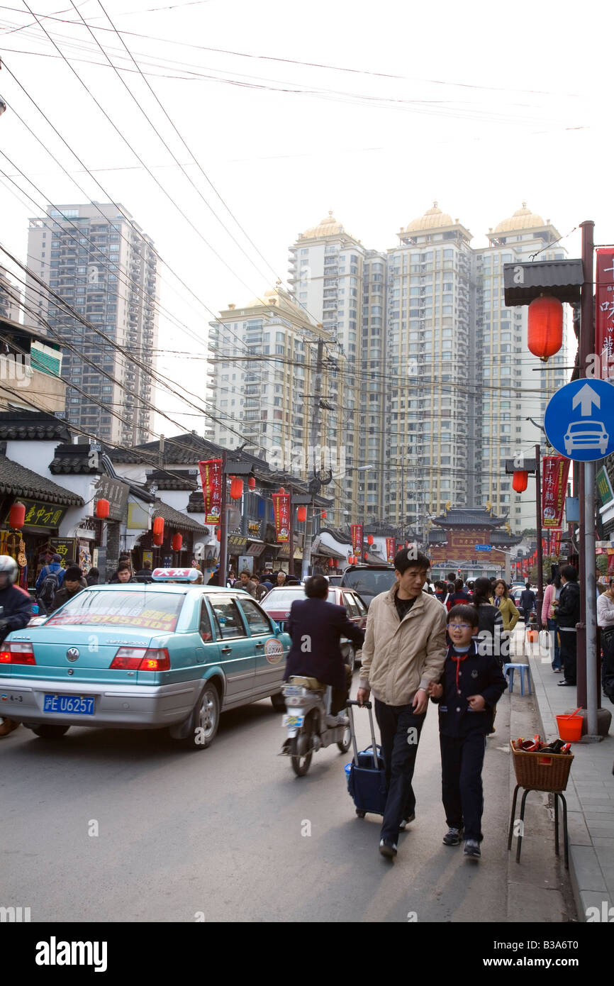 Straßenszene entlang Fangbang Straße alte Straße in Shanghai Stockfoto Straßenszene entlang Fangbang Straße alte Straße in Shanghai Stockfoto