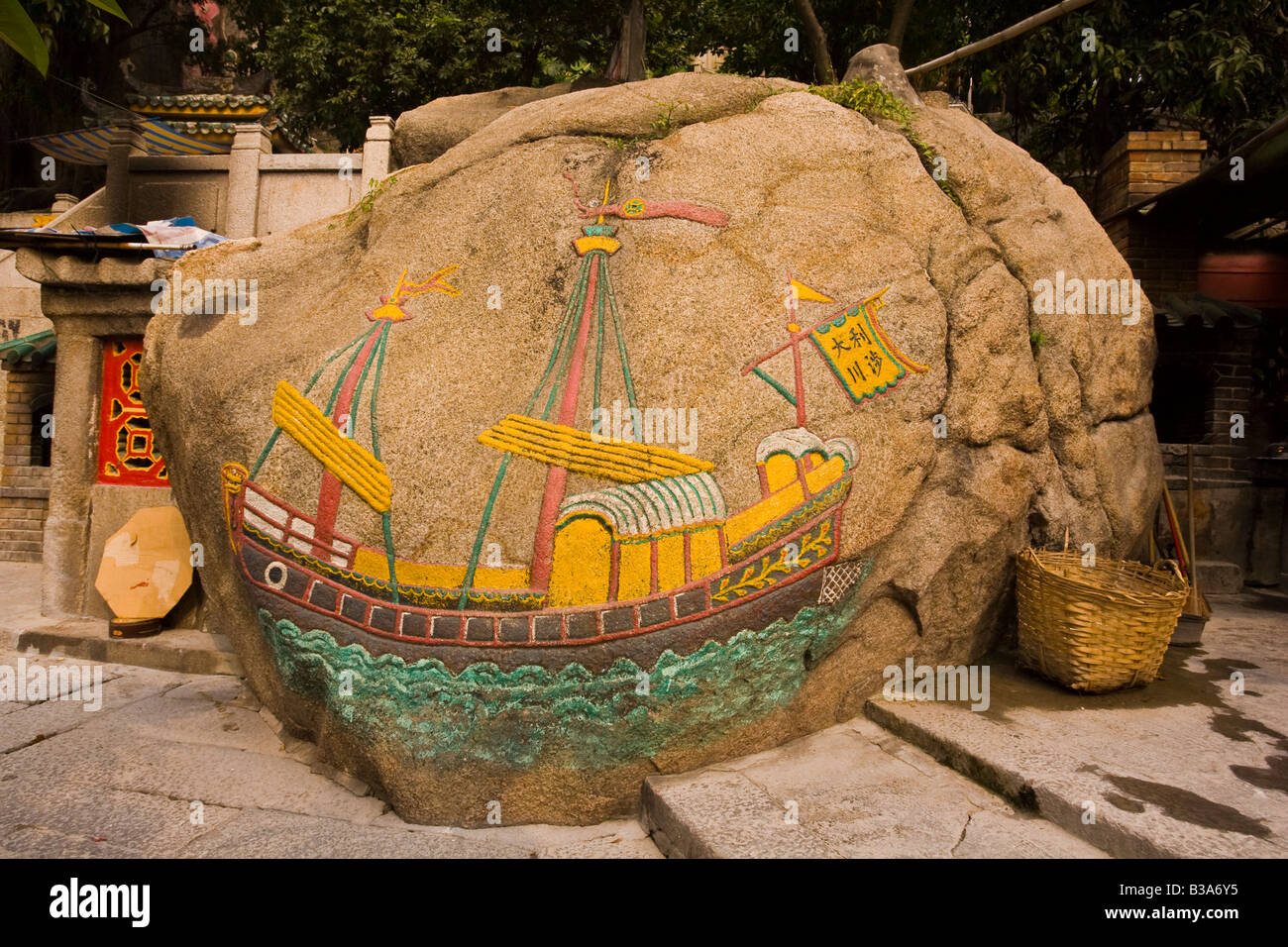 MACAU CHINA - Schiff in Stein bei A-Ma-Tempel in Barra Point geschnitzt. Tempel ist speziell auf die Seefahrer-Göttin. Stockfoto