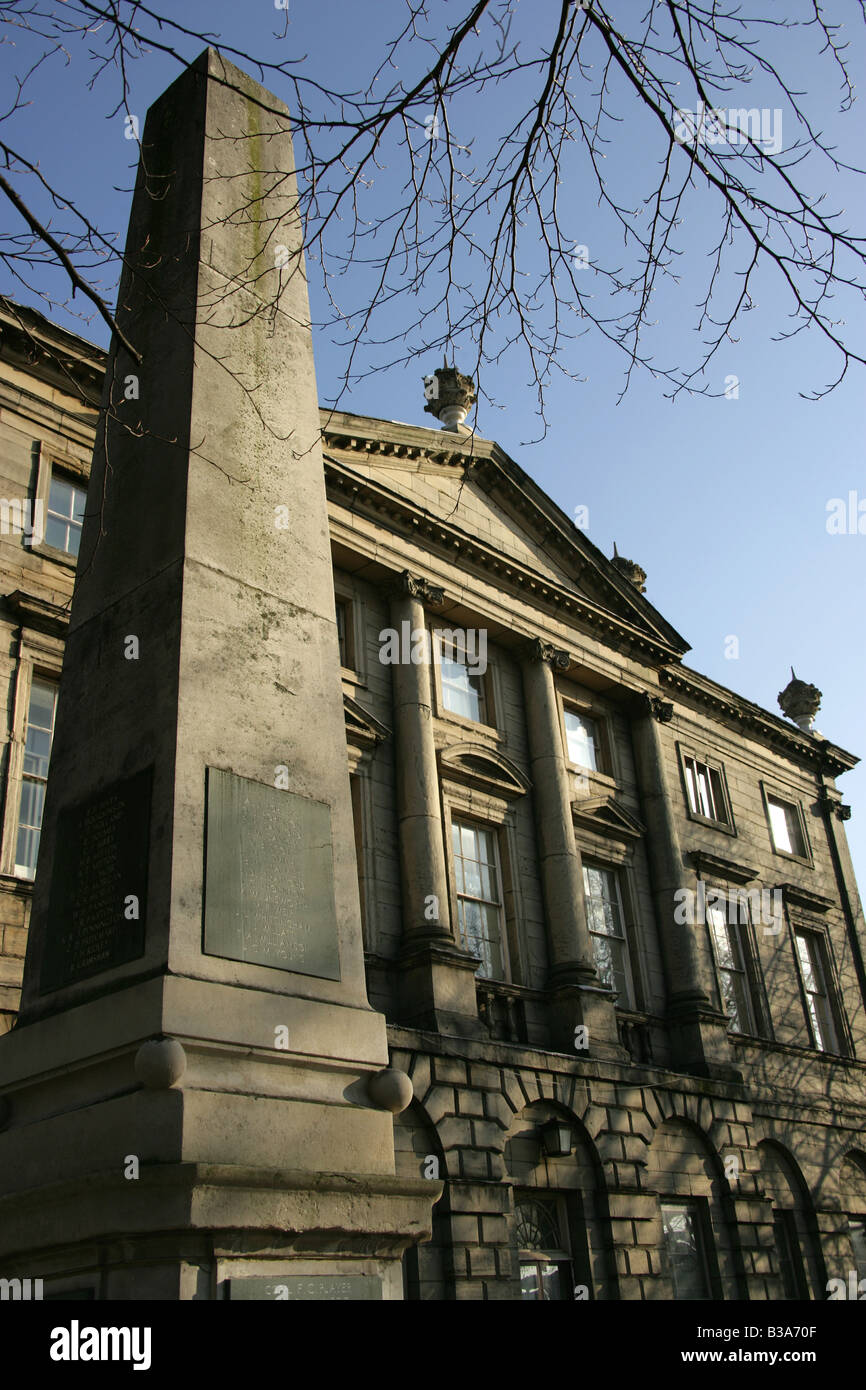 Stadt von Derby, England. Die King Street altes Derbeians Kriegerdenkmal und St. Helena-Haus. Stockfoto