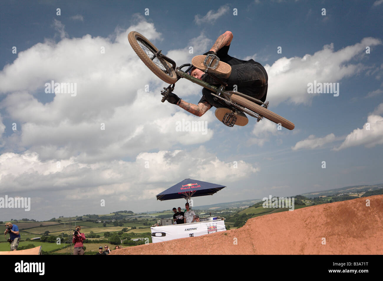 BMX-Fahrer beim Red Bull Imperium von Schmutz Wettbewerb 26. Juli 2008 Devon UK Stockfoto