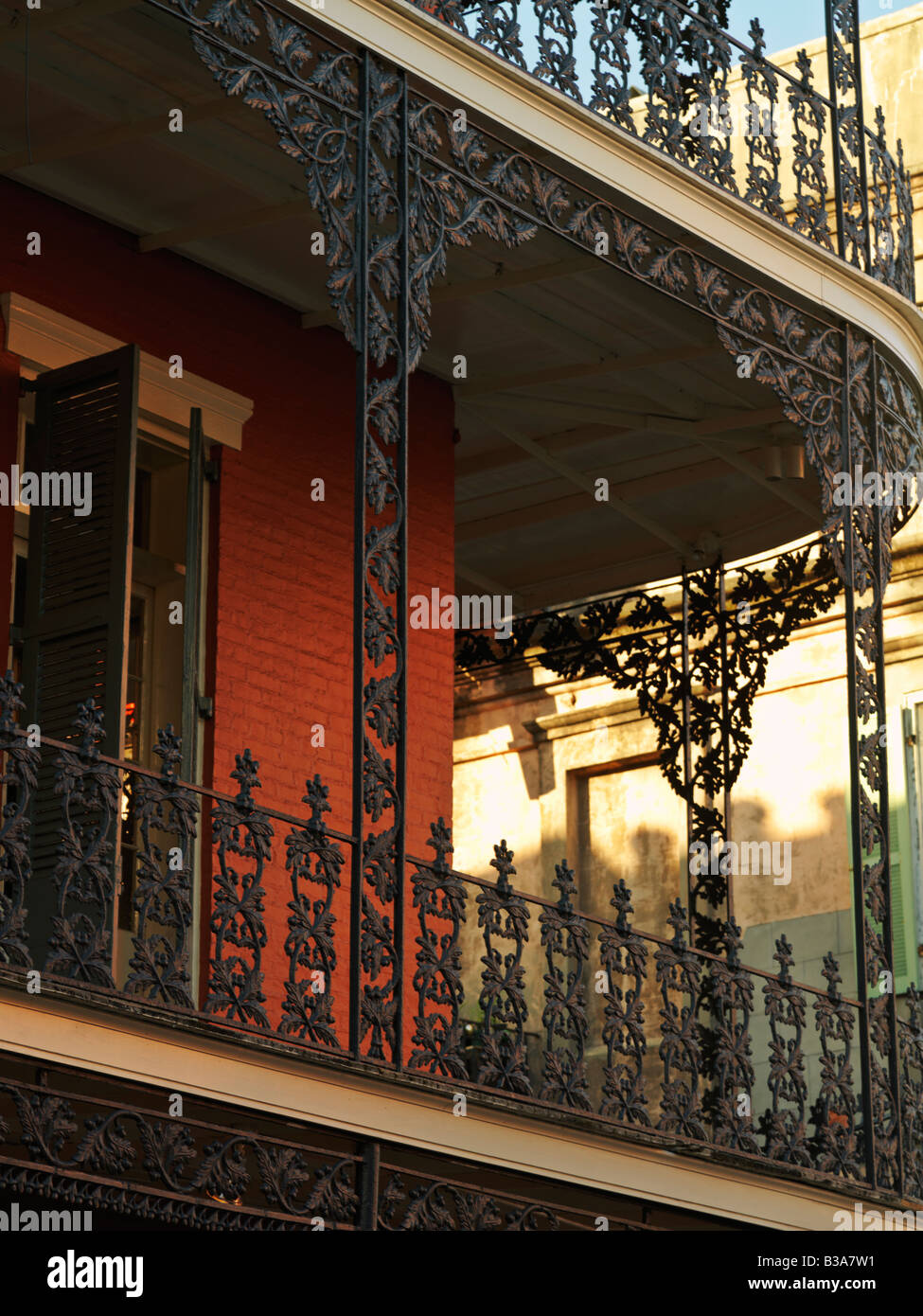 USA, Louisiana, New Orleans, French Quarter, French Quarter Gebäude mit schmiedeeisernen Balkonen Stockfoto